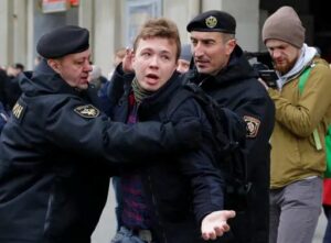 Arrestation de Roman Protassevich par les forces de l’ordre, le 26 mars 2017, à Minsk (Biélorussie). Sergei Grits / AP