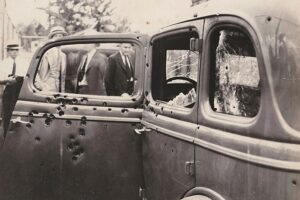 Voiture mitraillée de Bonnie Parker et Clyde Barrow