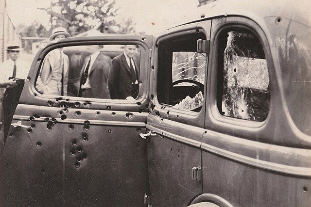 Voiture mitraillée de Bonnie Parker et Clyde Barrow