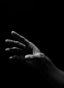 Main tendue dans la nuit