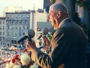 De Gaulle au balcon de l'hôtel de ville de Montréal