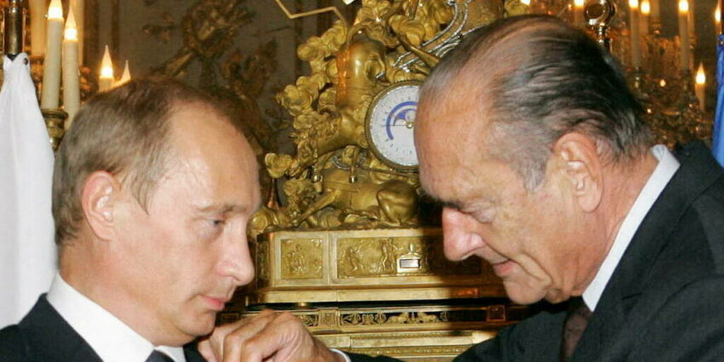 Jacques Chirac remettant la Légion d'honneur à Vladimir Poutine en 2006