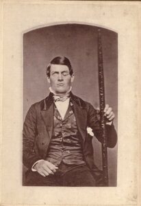 Phineas Gage posant avec sa fameuse barre