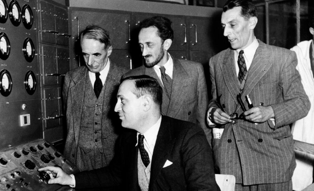 Atomistes français devant le pupitre de contrôle de Zoé