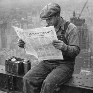 Ouvrier lisant le journal "Le temps d'un café" en haut d'un building en construction